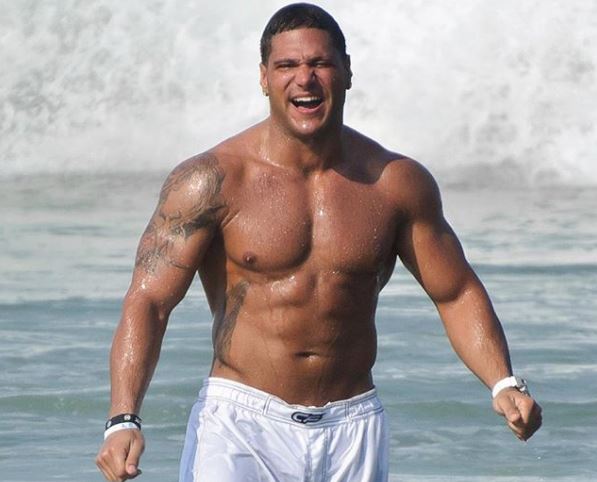 bodybuilder torsem na plaży
